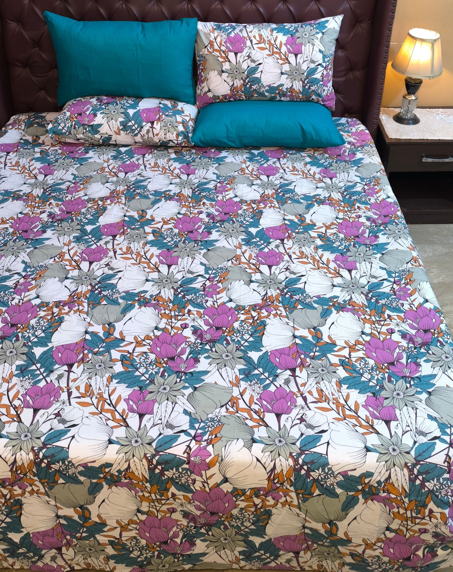 SM-115: Cotton Bedsheet with 4 Pillows