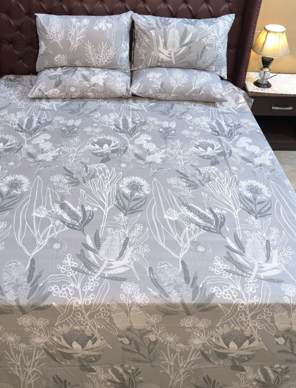 SM-111: Cotton Bedsheet with 4 Pillows