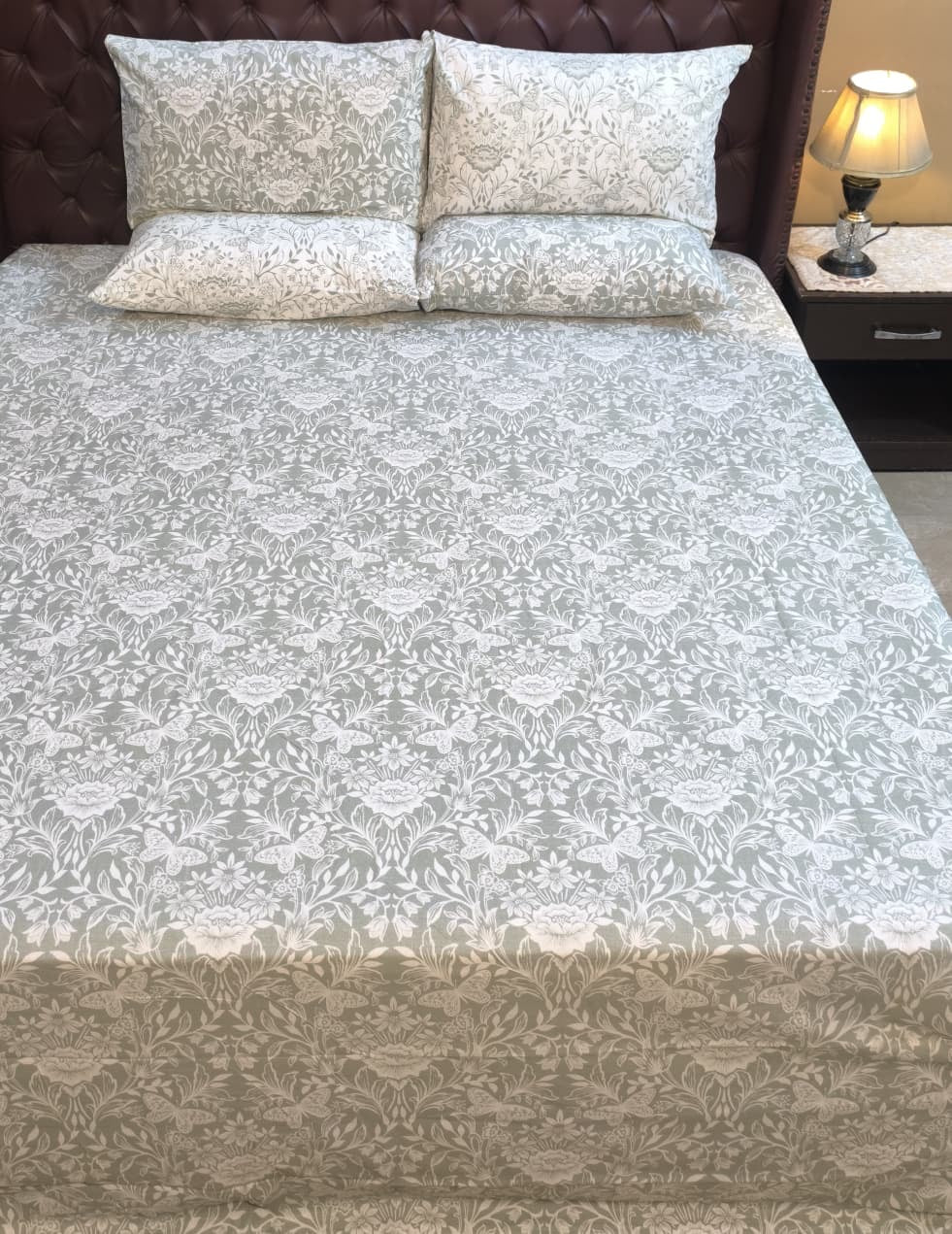 SM-119: Cotton Bedsheet with 4 Pillows