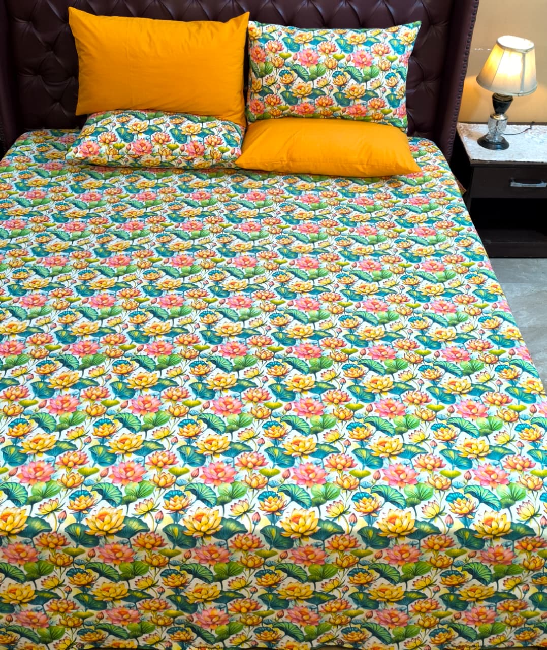 SM-125: Cotton Bedsheet with 4 Pillows