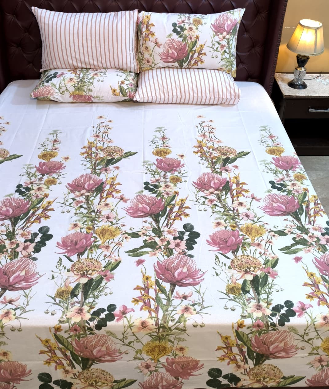 SM-121: Cotton Bedsheet with 4 Pillows