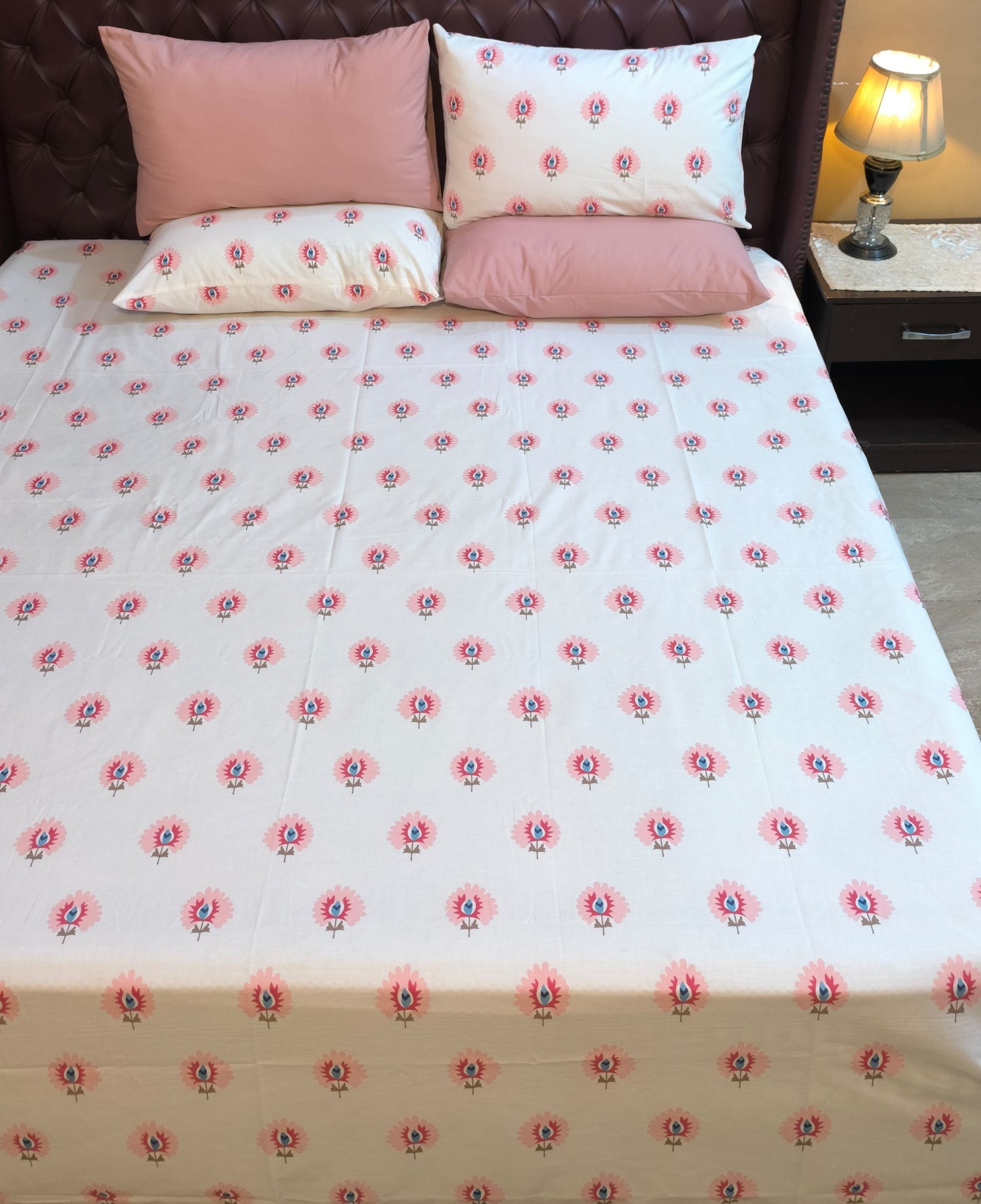 SM-138: Cotton Bedsheet with 4 Pillows
