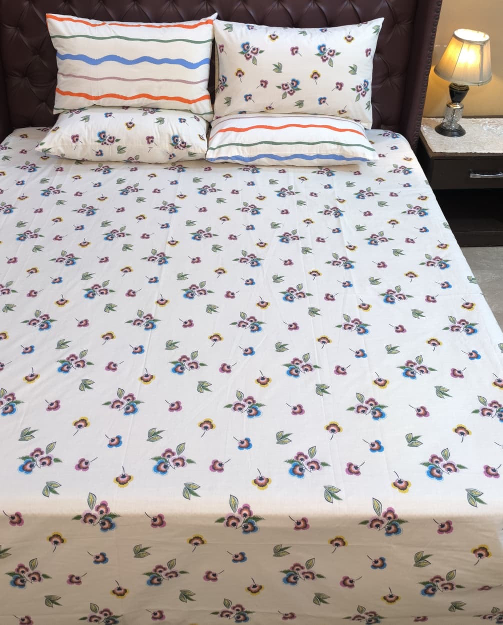 SM-124: Cotton Bedsheet with 4 Pillows