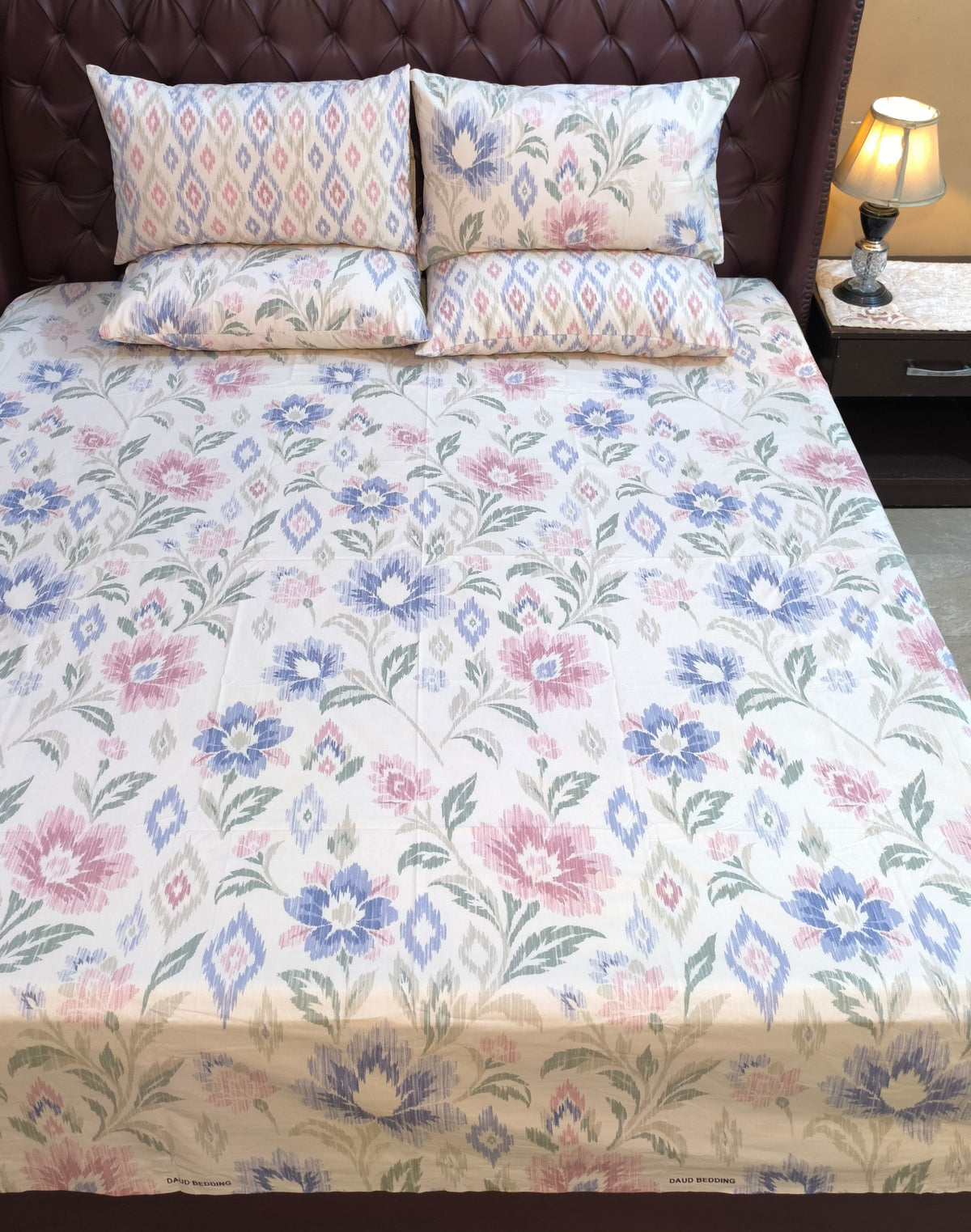 SM-132: Cotton Bedsheet with 4 Pillows