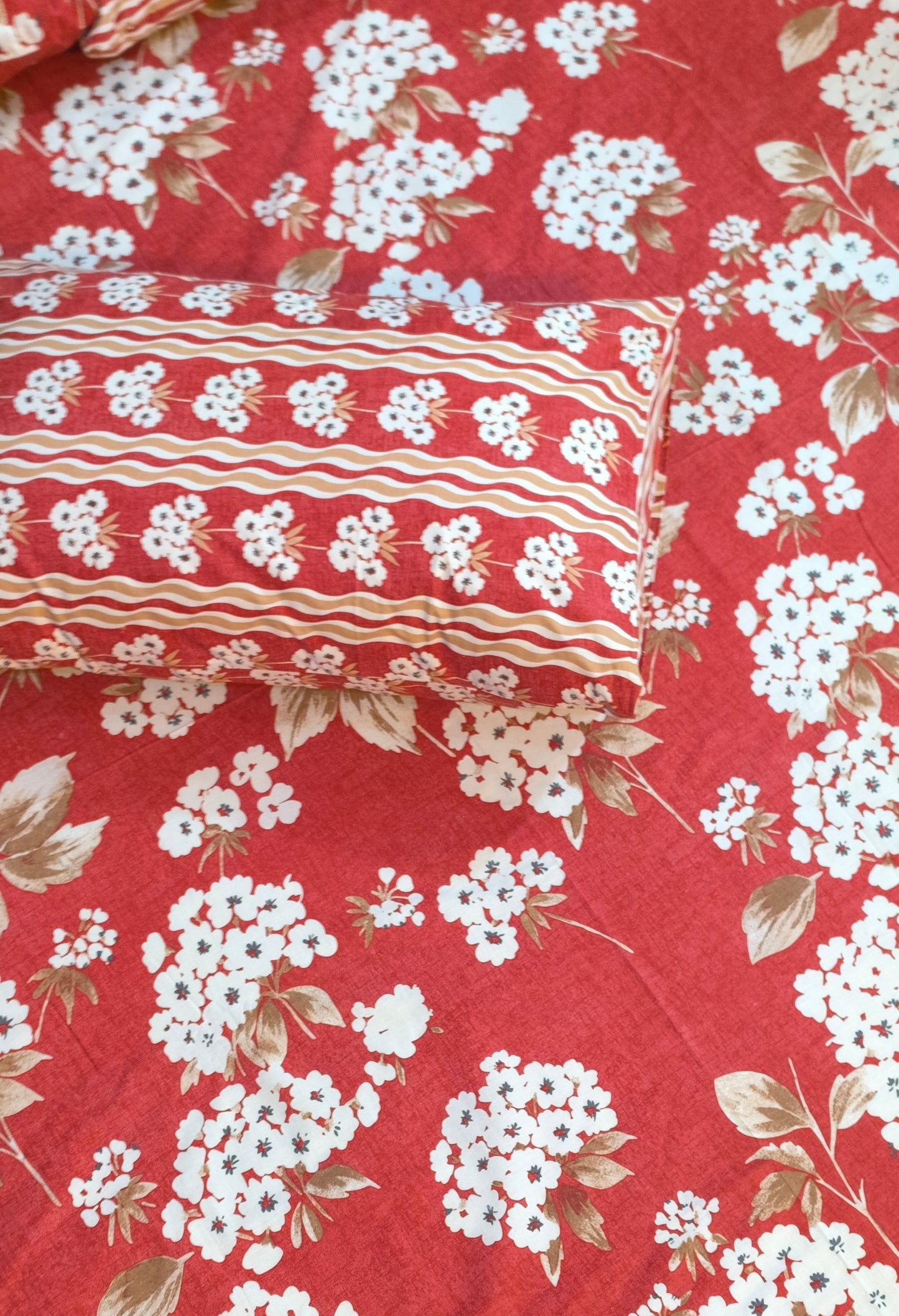 SM-128: Cotton Bedsheet with 4 Pillows