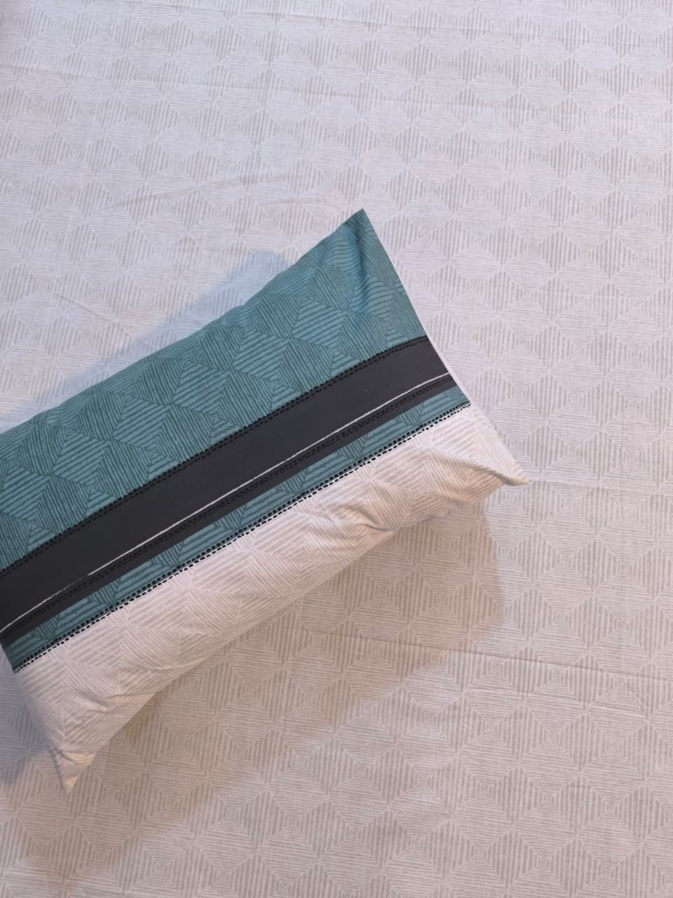 SM-127: Cotton Bedsheet with 4 Pillows