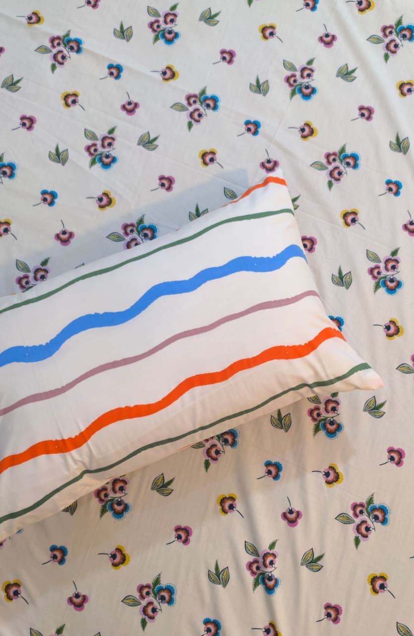 SM-124: Cotton Bedsheet with 4 Pillows