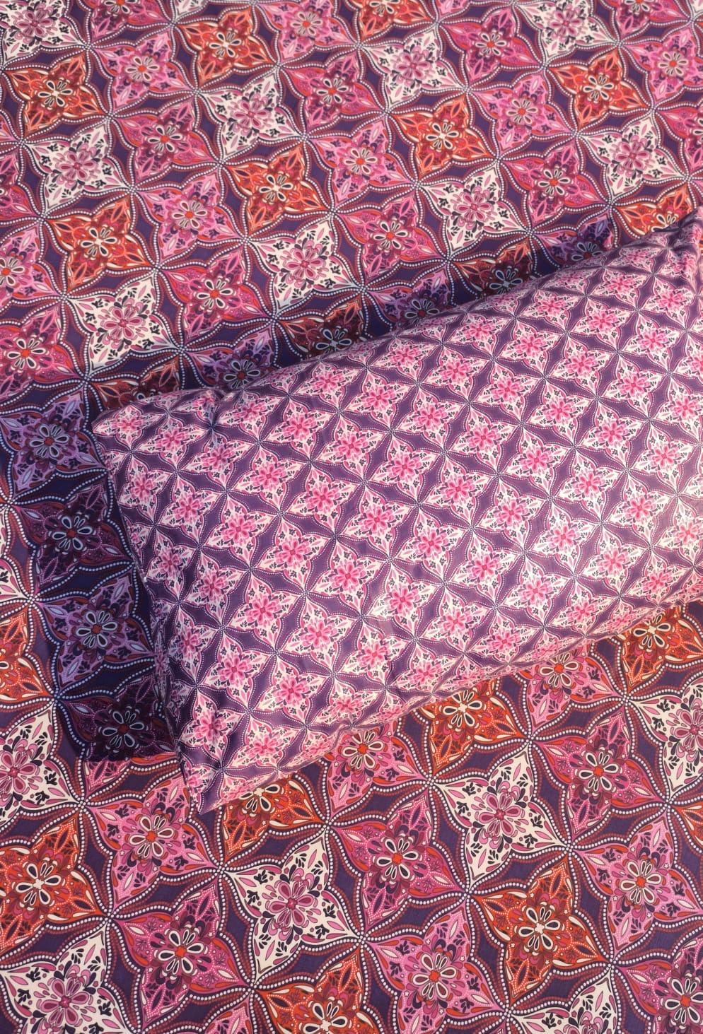 SM-134: Cotton Bedsheet with 4 Pillows