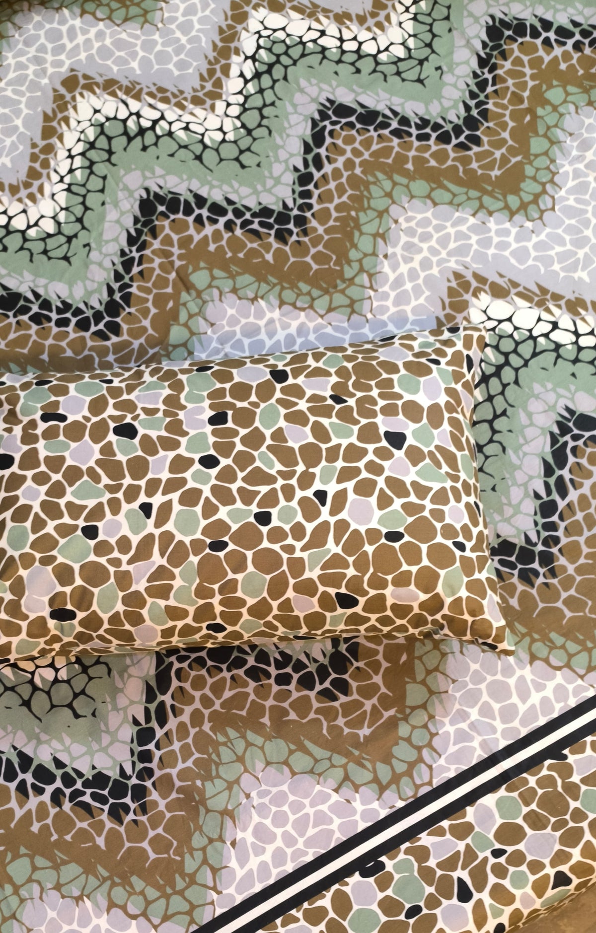 SM-137: Cotton Bedsheet with 4 Pillows