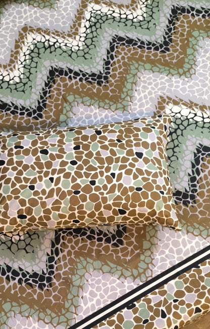 SM-137: Cotton Bedsheet with 4 Pillows