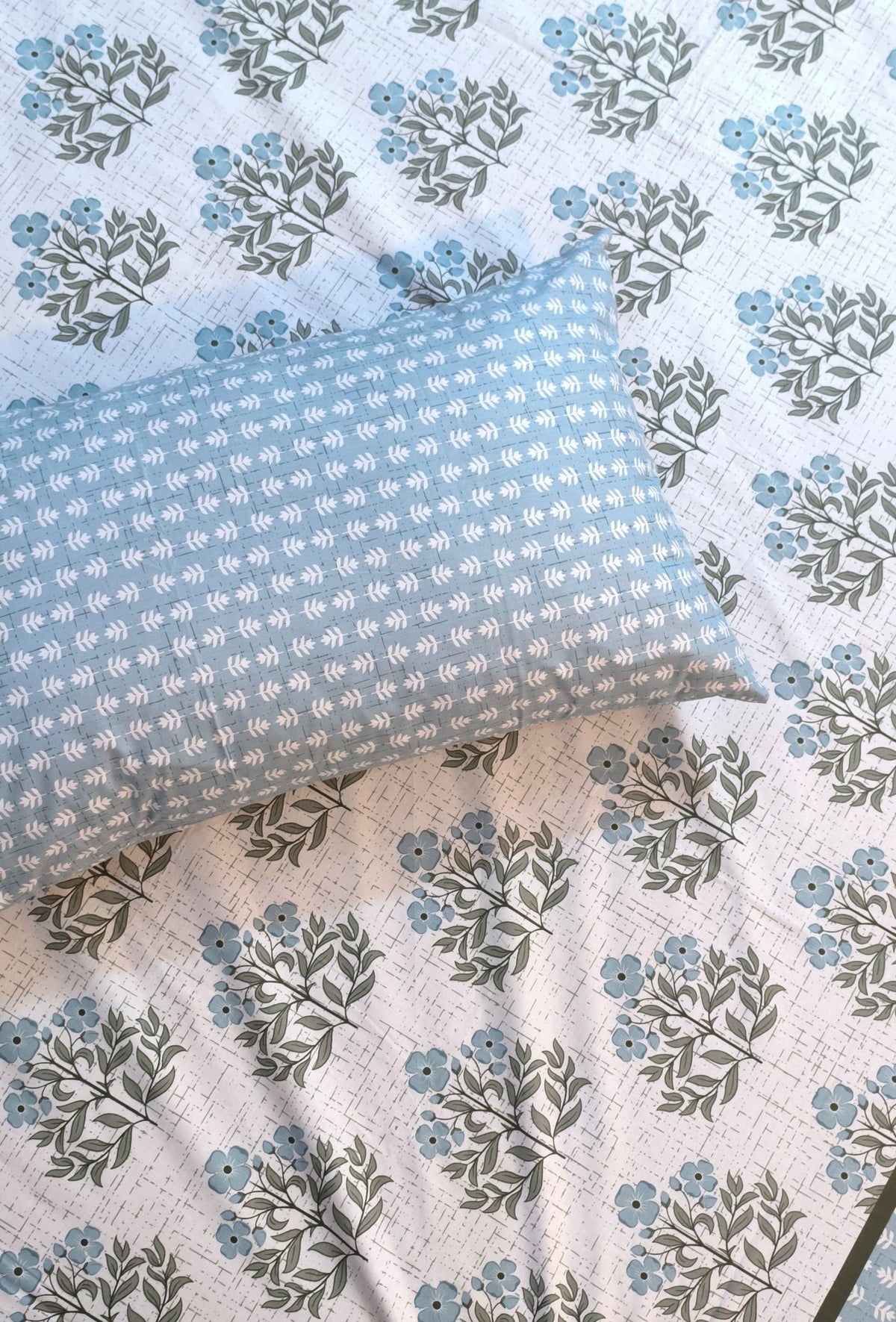 SM-131: Cotton Bedsheet with 4 Pillows