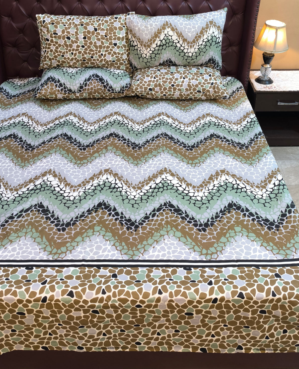 SM-137: Cotton Bedsheet with 4 Pillows