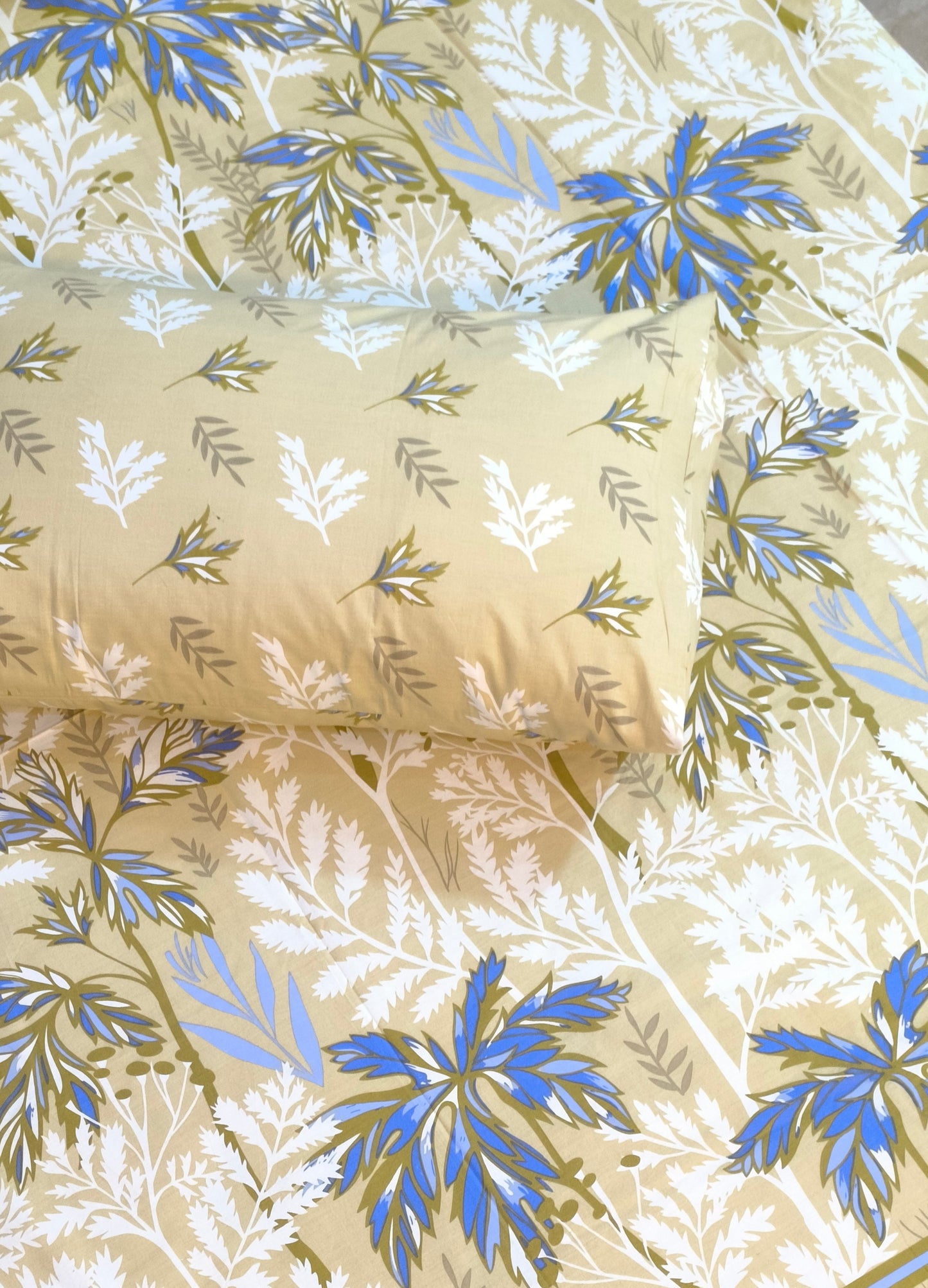 SM-130: Cotton Bedsheet with 4 Pillows