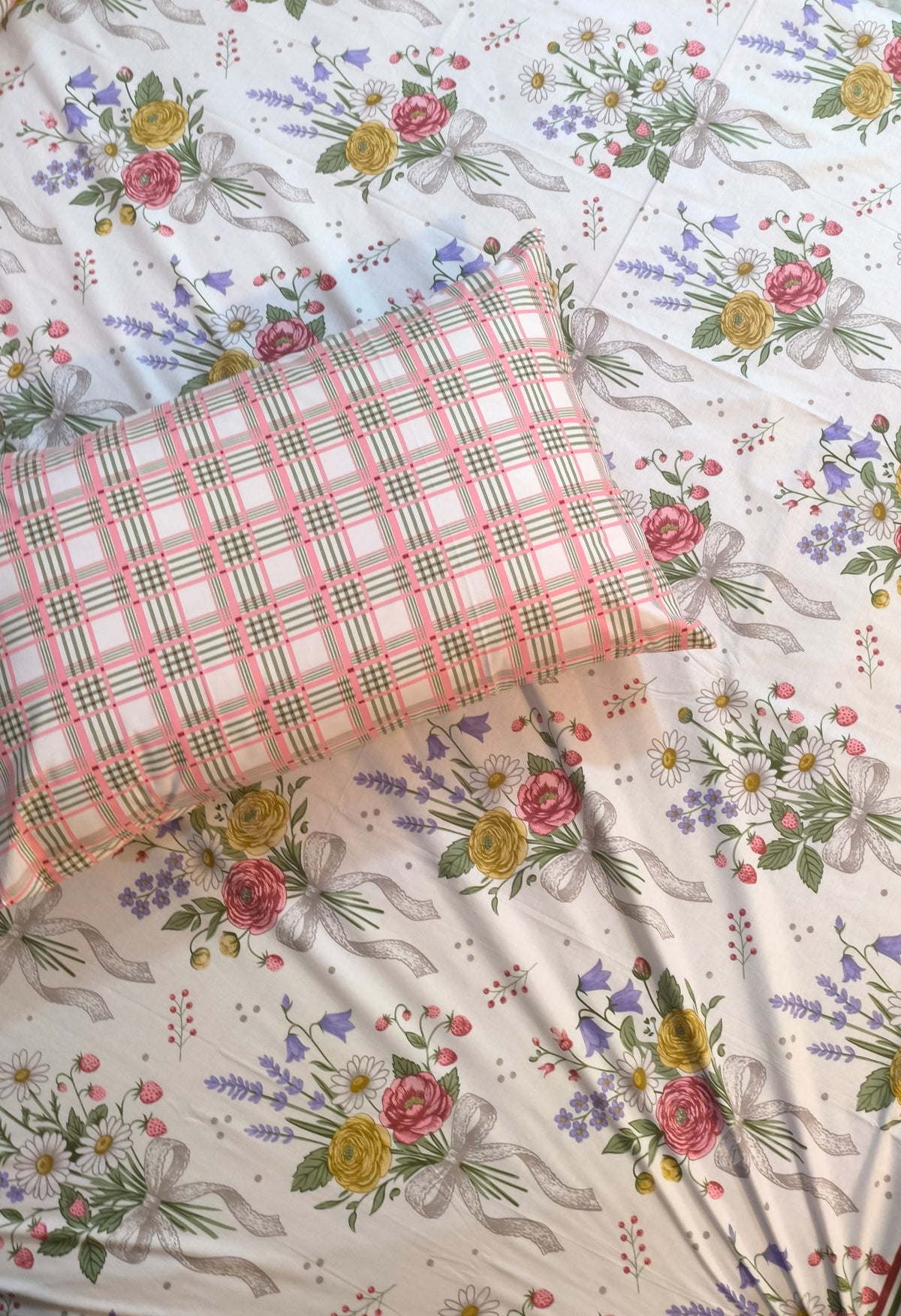 SM-136: Cotton Bedsheet with 4 Pillows