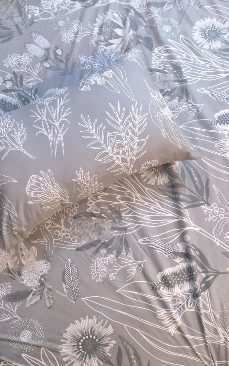 SM-111: Cotton Bedsheet with 4 Pillows