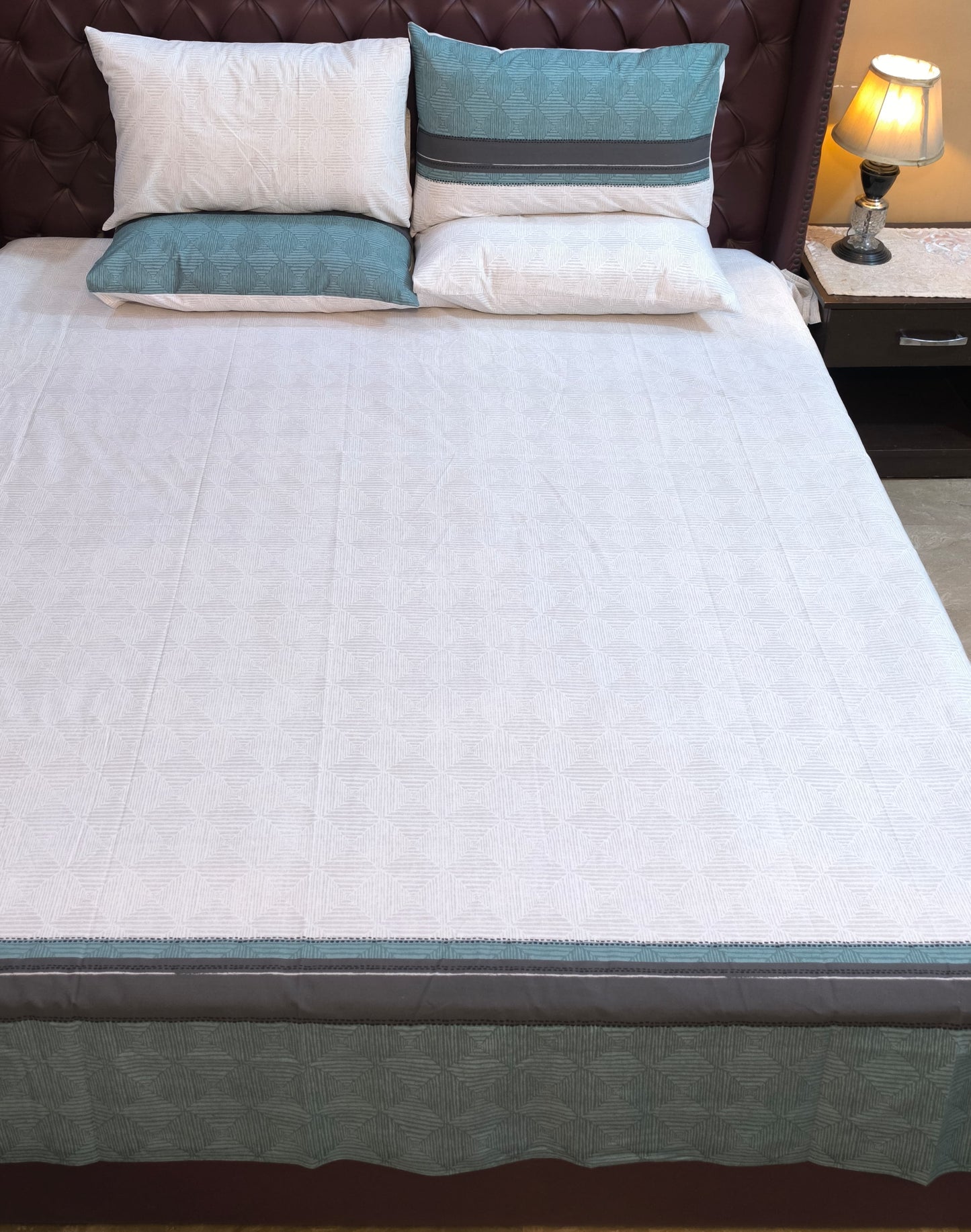 SM-127: Cotton Bedsheet with 4 Pillows