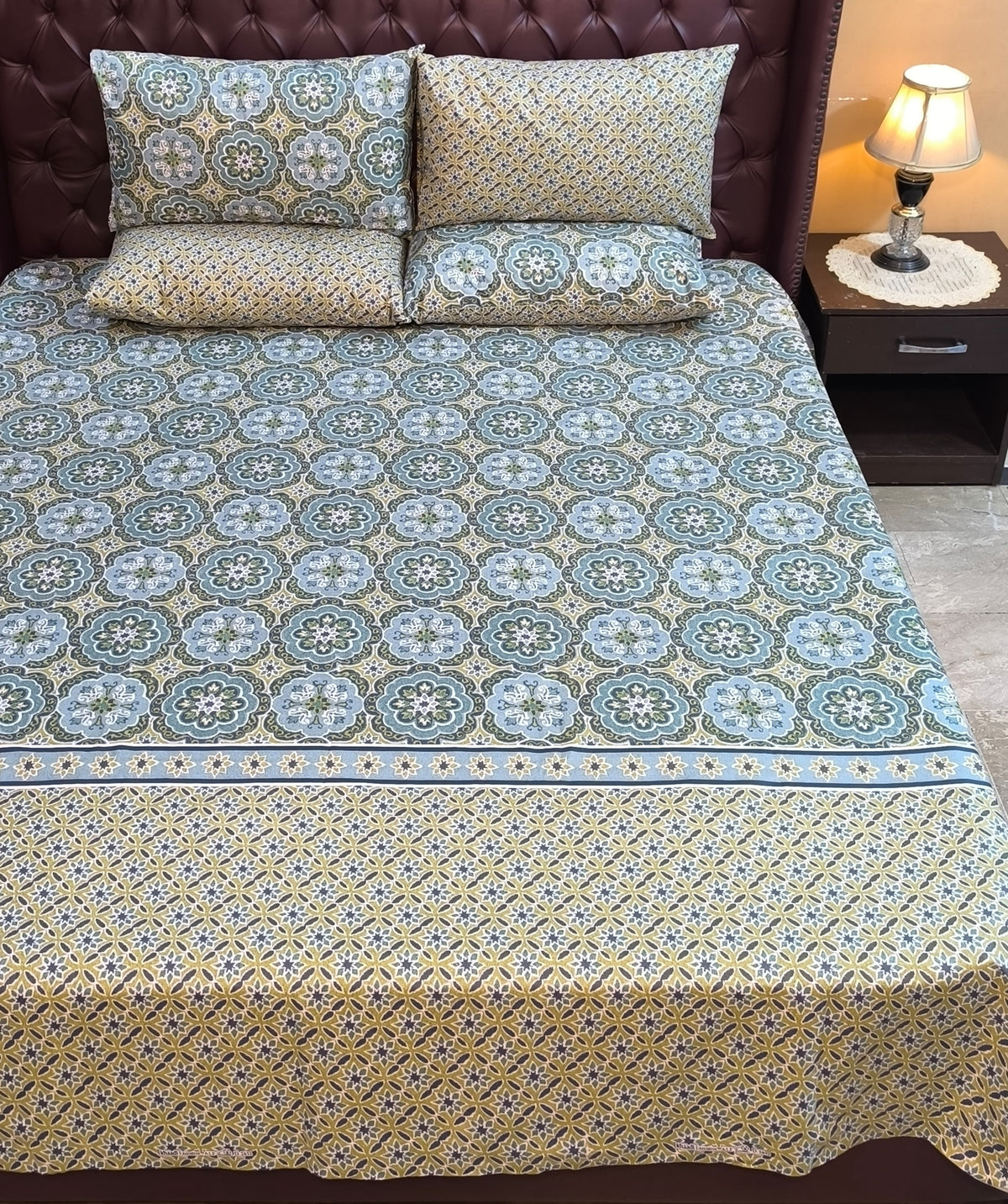 SM-135: Cotton Bedsheet with 4 Pillows